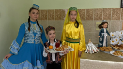 В МБОУ «Средняя общеобразовательная школа №11 имени Гейдара Алиева» прошёл национальный завтрак, посвящённый татарским кулинарным традициям.

Мы не просто готовим блюда — мы открываем детям мир культуры через вкус, историю и традиции. Каждое угощение становится поводом поговорить о народе, его ценностях, обычаях и душевной щедрости.

Такие встречи помогают воспитывать уважение к многообразию, формируют интерес к национальному наследию и делают школьную жизнь ярче и теплее.